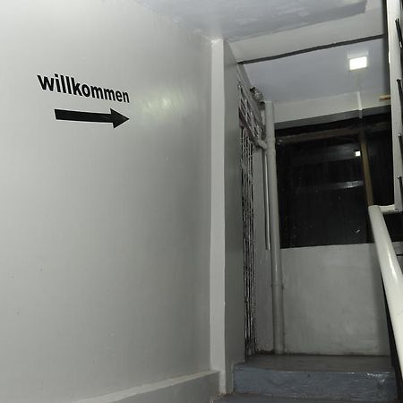 Space Boutique Hostel Yangon Bagian luar foto