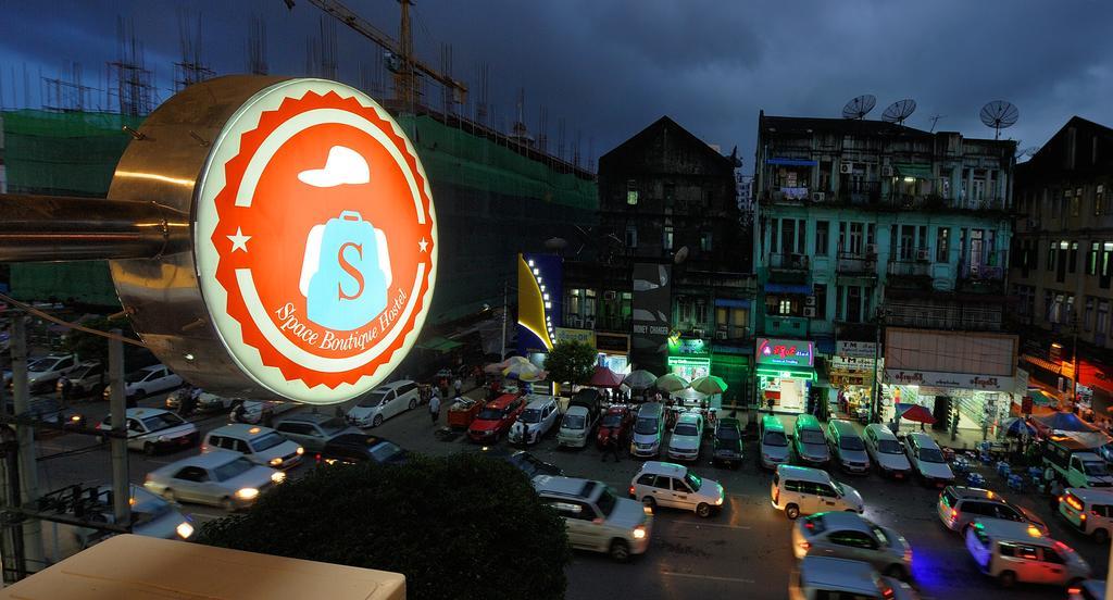 Space Boutique Hostel Yangon Bagian luar foto