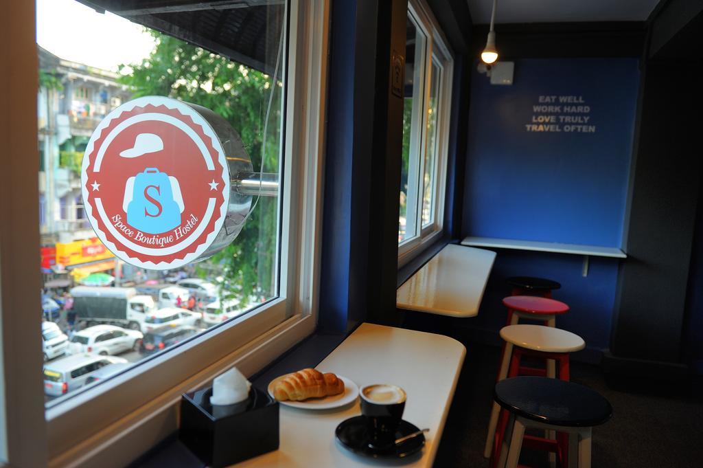 Space Boutique Hostel Yangon Bagian luar foto
