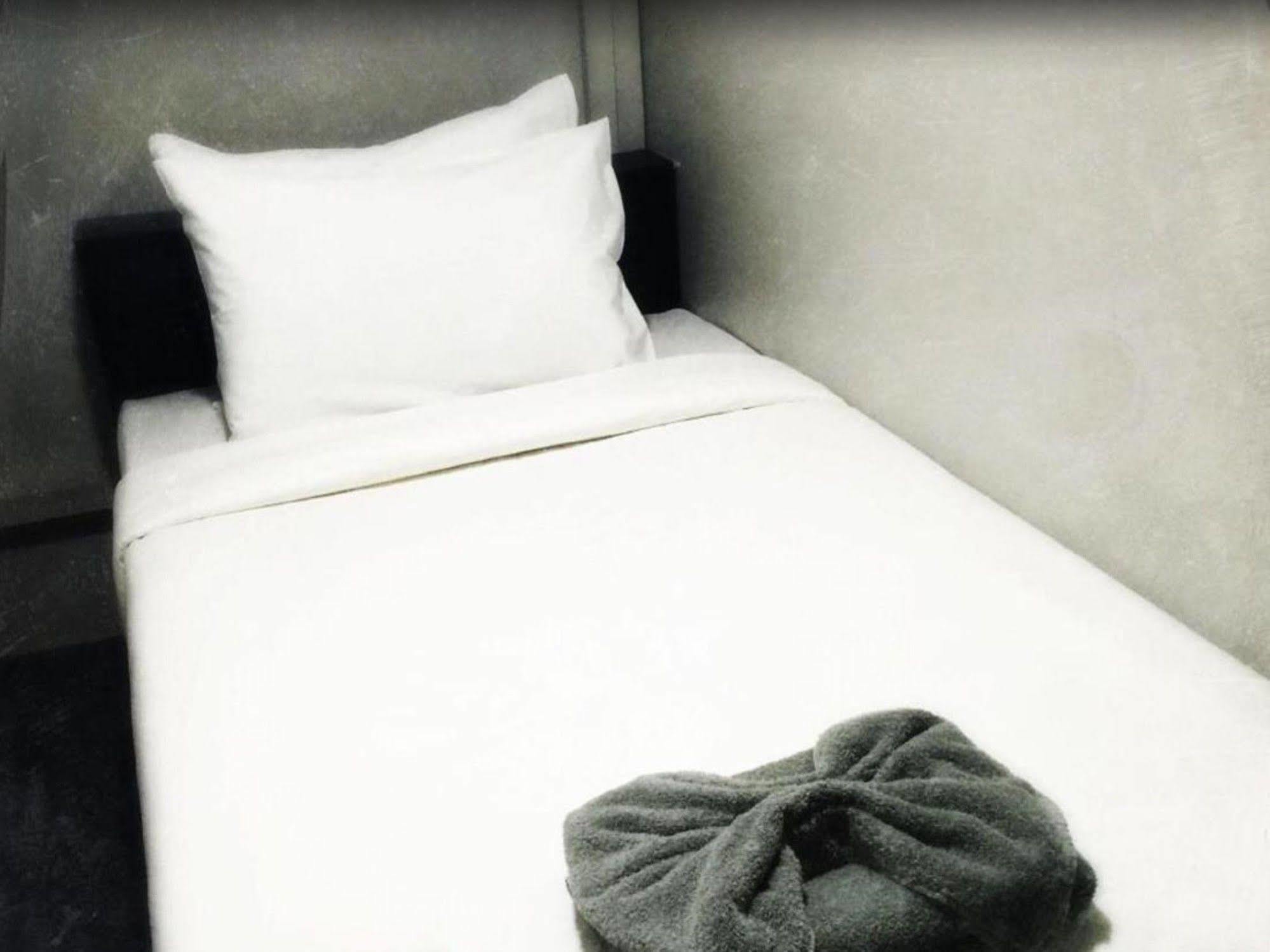 Space Boutique Hostel Yangon Bagian luar foto