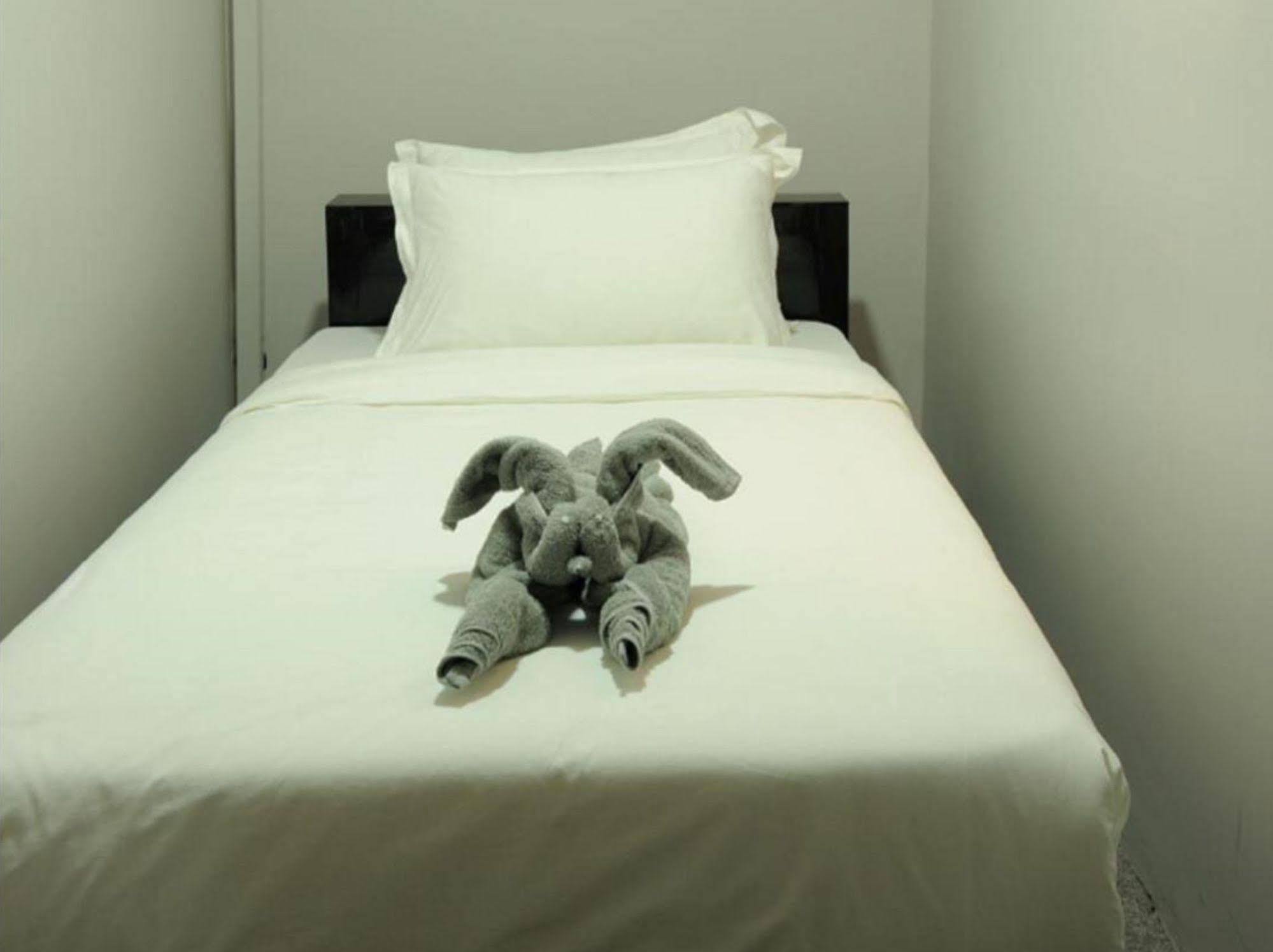 Space Boutique Hostel Yangon Bagian luar foto