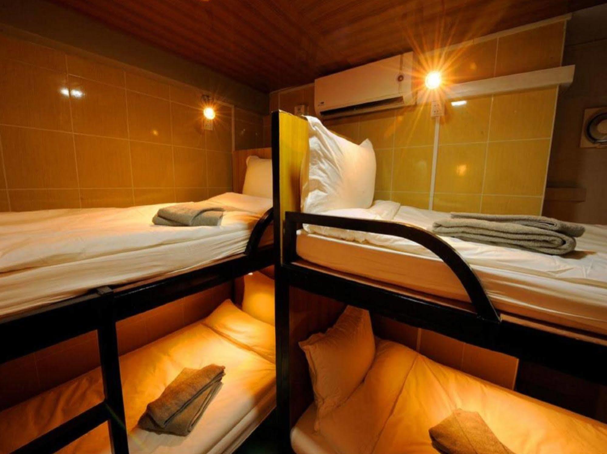 Space Boutique Hostel Yangon Bagian luar foto